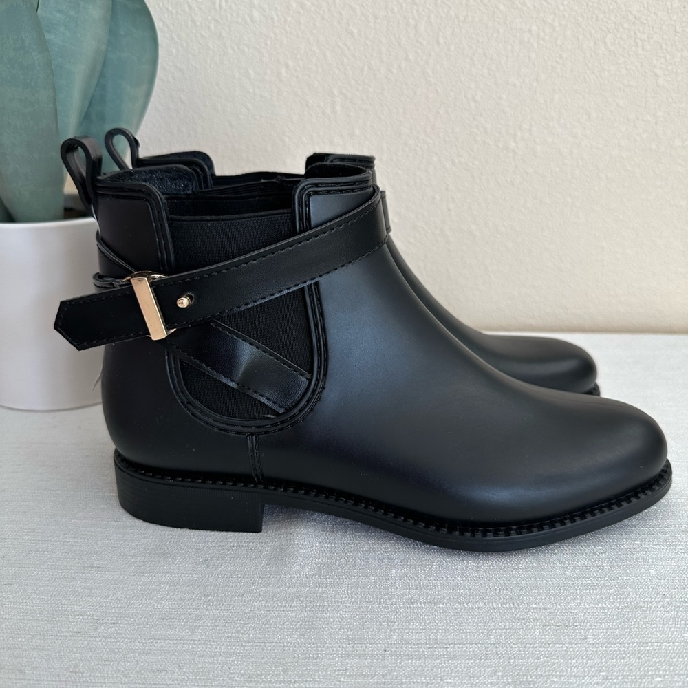 New Ferrera Couture Marsala Black Rubber Rain Ankle Buckle Boots Woman’s 6